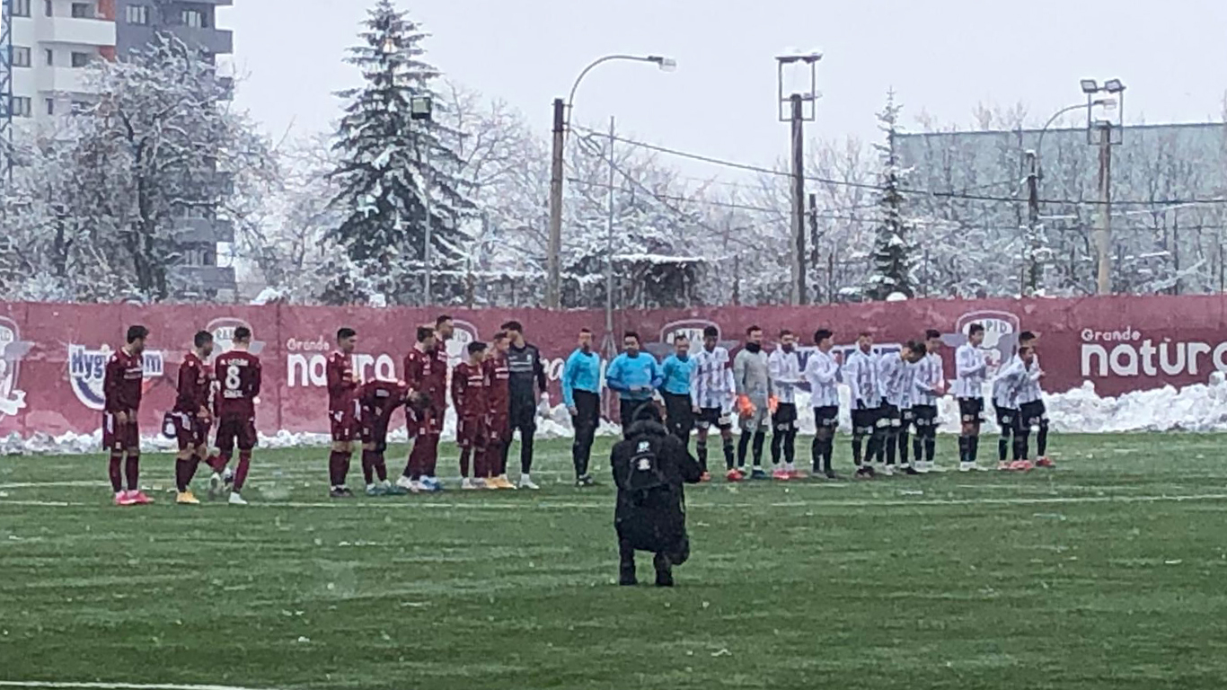 Rapid a învins ”U” Cluj într-un amical amânat cu două ore. Un jucător crescut de ardeleni a fost decisiv pentru giuleșteni. VIDEO | Costel Enache a ajutat la deszăpezit
