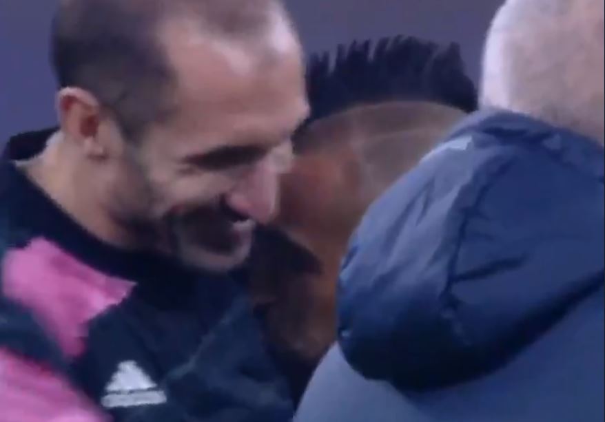 Moment incredibil la Inter Milano – Juventus! Arturo Vidal, surprins când săruta stema torinezilor. Fanii au reacționat imediat: „Iuda! Un gest urât pe care nu-l vom uita”