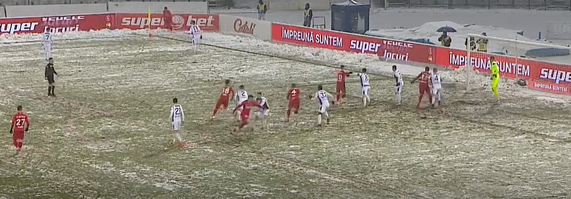 FC Argeș – FCSB 0-0, Live Video Online. Gazdele au făcut eforturi mari și au curățat terenul de zăpadă. Dennis Man a trimis mingea în transversală, Andrei Vlad, paradă spectaculoasă
