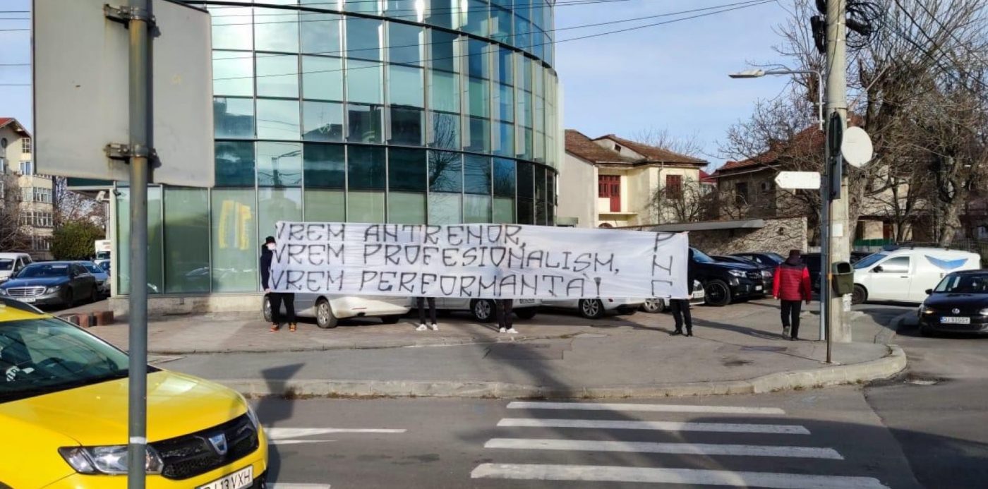 Suporterii Craiovei s-au dus la biroul lui Mihai Rotaru şi la cantonamentul echipei pentru a protesta: „Vrem antrenor! Vrem profesionalism! Vrem performanţă!”