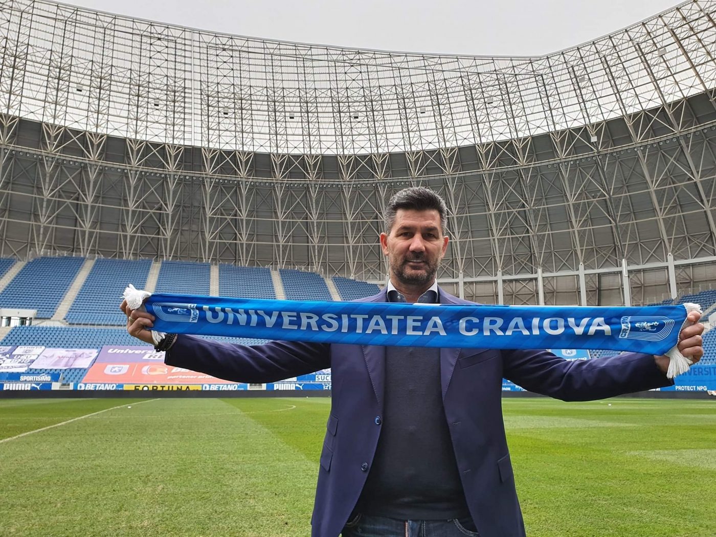 Marinos Ouzounidis, prezentat oficial la Universitatea Craiova. Anunță schimbări la formația oltenilor + Vrea să ajungă în Champions League cu echipa din Bănie | FOTO