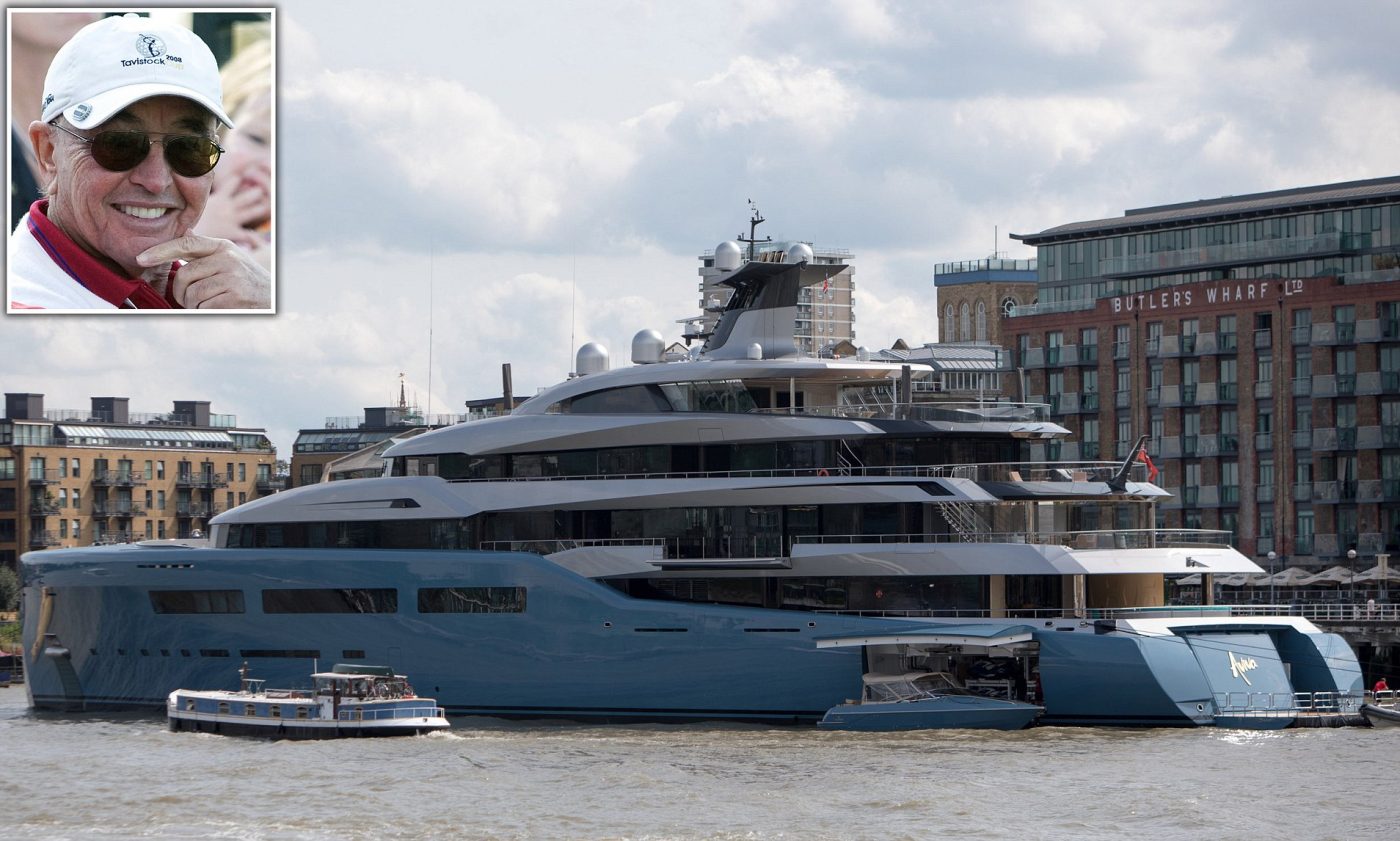 Patronul miliardar al lui Tottenham, Joe Lewis, are un super-yacht de 125 de milioane de euro, dotat cu un teren de tenis, acoperit, în mărime naturală!