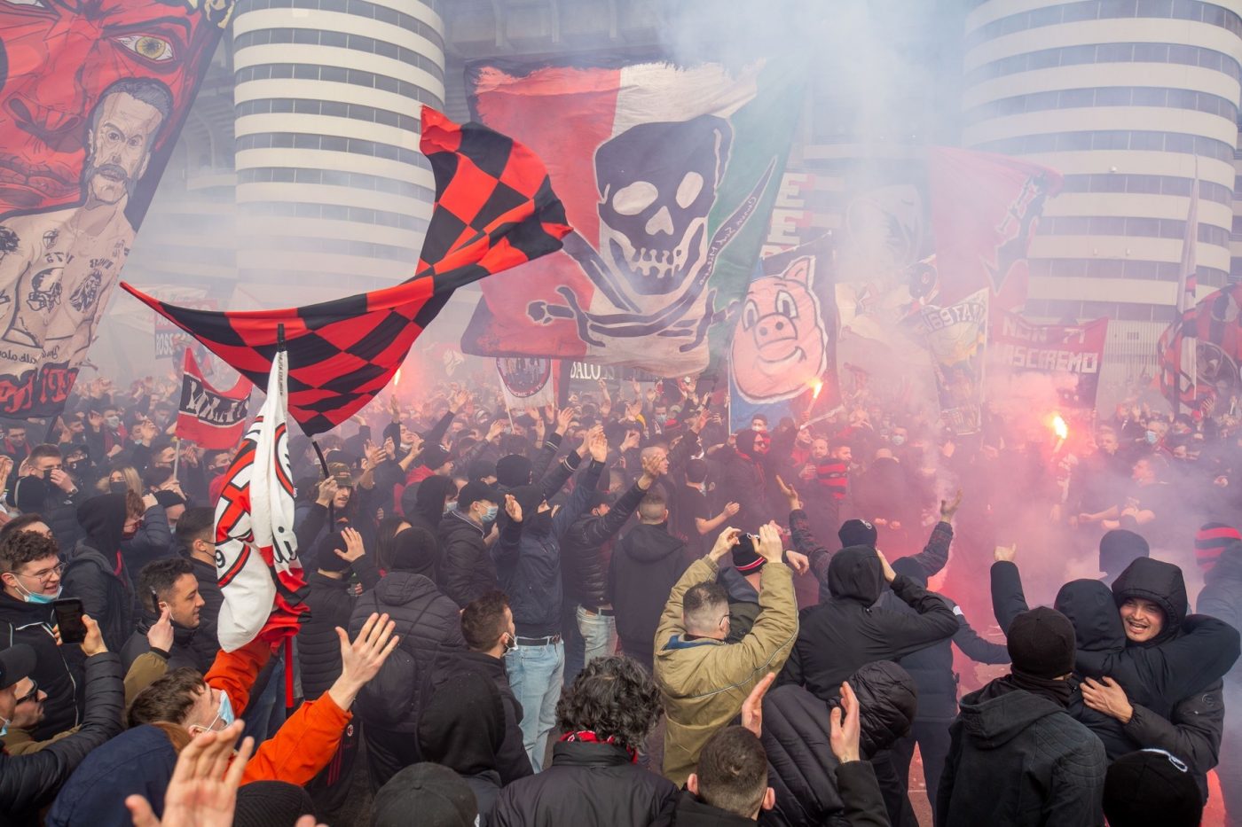 AC Milan – Inter, de la ora 16:00, Live Video Online. Echipele de start! Tătărușanu, doar rezervă. Mii de oameni sunt în fața stadionului „San Siro”