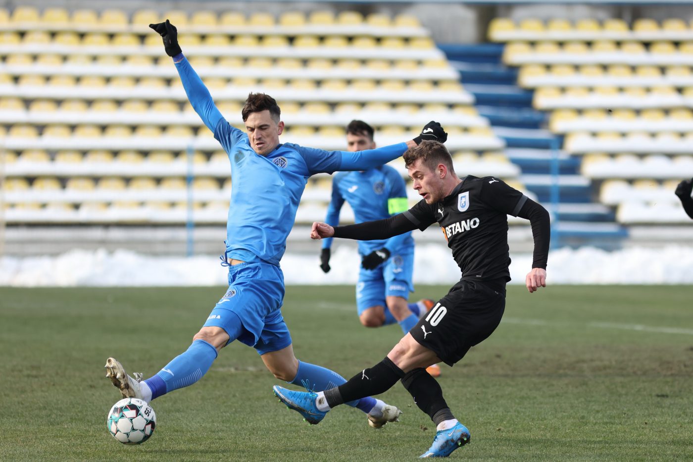 Dialogul șocant dintre Florin Gardoș și arbitrul Radu Petrescu, pe tunelul de la vestiare! Din genunchiul fotbalistului țâșnea sângele. „Nu ți-a făcut nimic, e de la terenul înghețat!” | EXCLUSIV