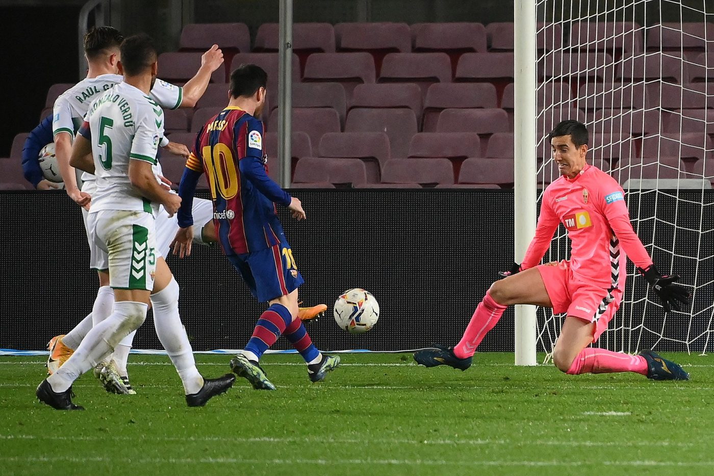 Barcelona – Elche 3-0. Leo Messi a strălucit și a reușit dubla, iar catalanii visează din nou la titlu în La Liga