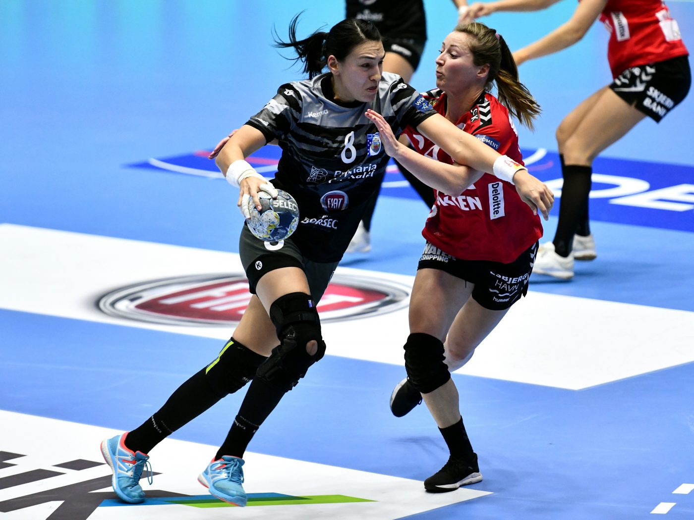 CSM București reia bătălia în Liga Campionilor cu o partidă în comnpania danezelor de la Team Esbjerg. Miza întâlnirii + absențe din tabăra „tigroaicelor”