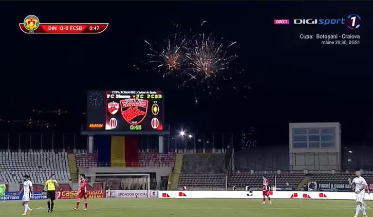 Momentul în care toți jucătorii s-au uitat spre cer! Au fost lansate artificii la Dinamo – FCSB, în „optimile” Cupei României | VIDEO