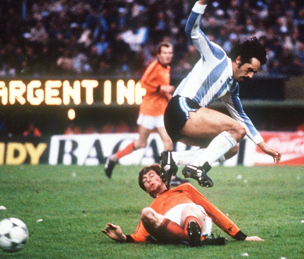 Leopoldo Luque, fostul câștigător al Cupei Mondiale cu naționala Argentinei, a murit de COVID-19 la vârsta de 71 de ani!