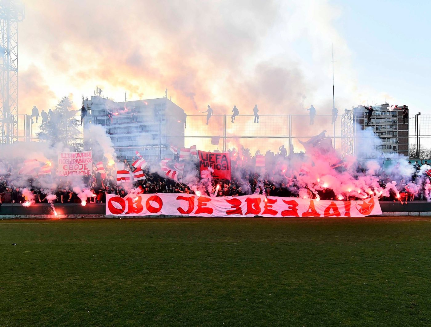 Nebunie cu torțe și fumigene la Belgrad! Mii de oameni au făcut un show fantastic la antrenamentul celor de la Steaua Roșie, după egalul cu AC Milan, din Europa League: „Campionii!” | FOTO & VIDEO