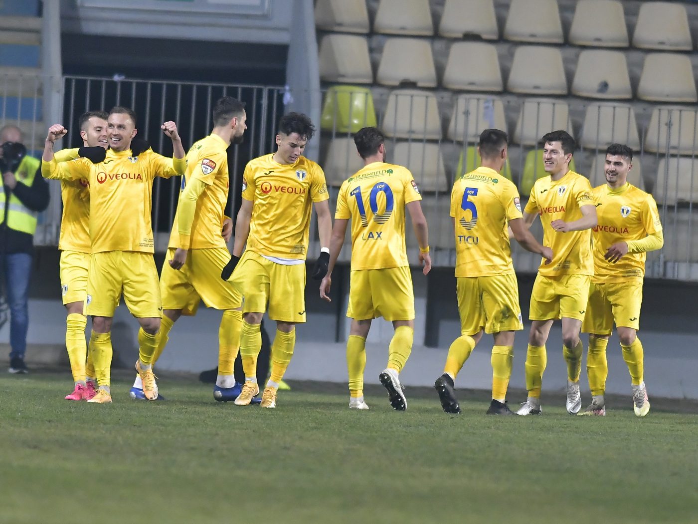 Fotografia care-l dă de gol! Fotbalistul-parior de la Petrolul stă cu banii în mână într-o casă de pariuri