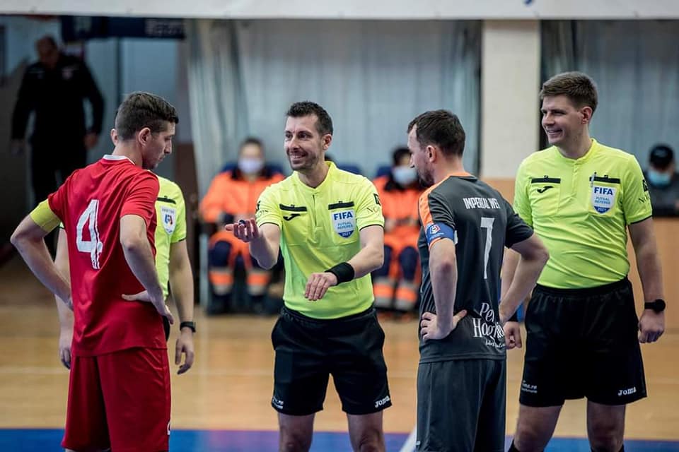 Premieră pentru arbitrajul românesc! Arbitrii ieșeni Vlad Ciobanu și Bogdan Hanceariuc au fost delegați de UEFA la meciul de futsal Rusia – Franța, din preliminariile EURO 2022