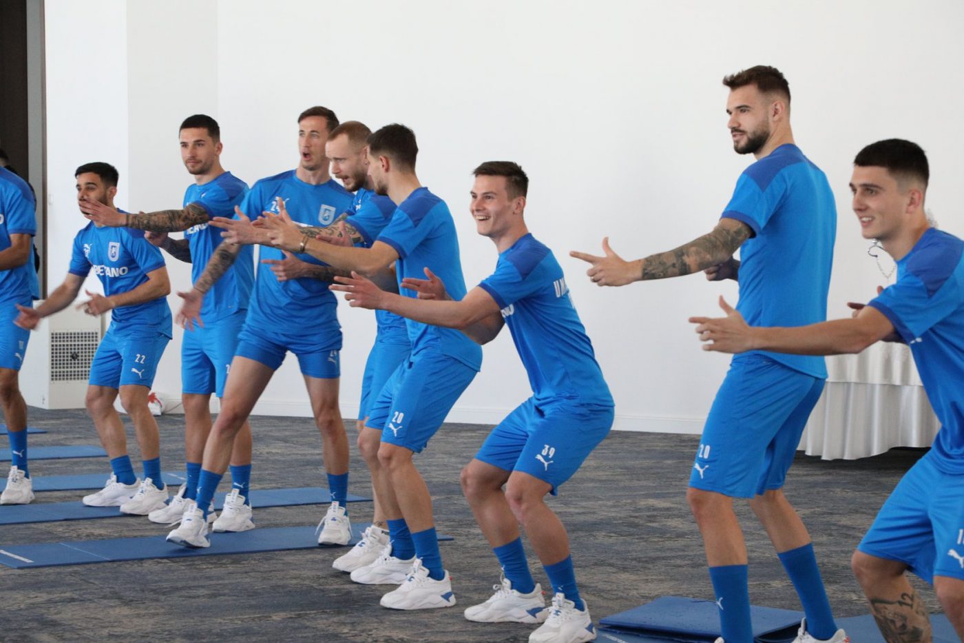 Voie bună la Universitatea Craiova înaintea meciului cu Chindia! Jucătorii au râs copios la un joc reinventat | GALERIE FOTO