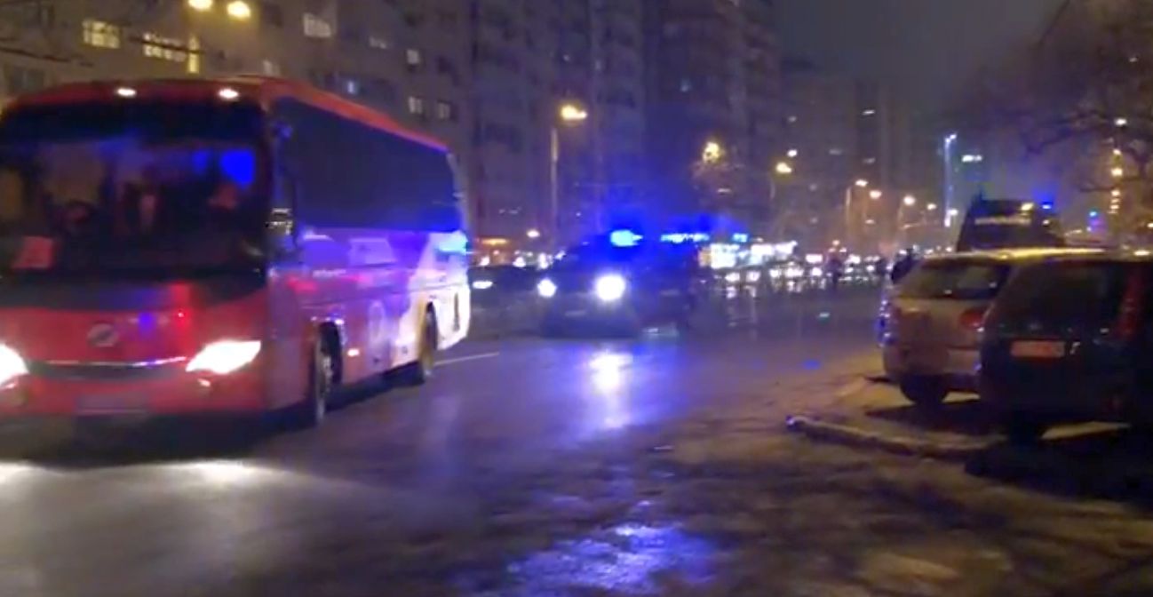 Suporterii lui Dinamo, ținuți departe de autocarul „câinilor” înainte de derby-ul cu FCSB! Ce le-au cerut jandarmilor | FOTO & VIDEO