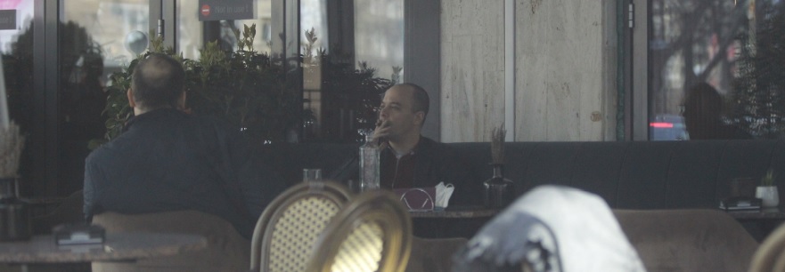 Marius Avram, tot mai relaxat după ce s-a retras din fotbal. Fostul arbitru FIFA, surprins, la un „pahar de vorbă” și un trabuc, pe o terasă din capitală| EXCLUSIV FOTO & VIDEO