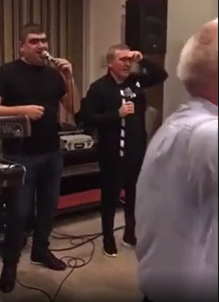 Imagini fabuloase! Gică Hagi s-a dezlănțuit pe scenă și a cântat o melodie pentru rivala din „Ștefan cel Mare”. „Cei ce sunt dinamoviști, niciodată nu sunt triști”