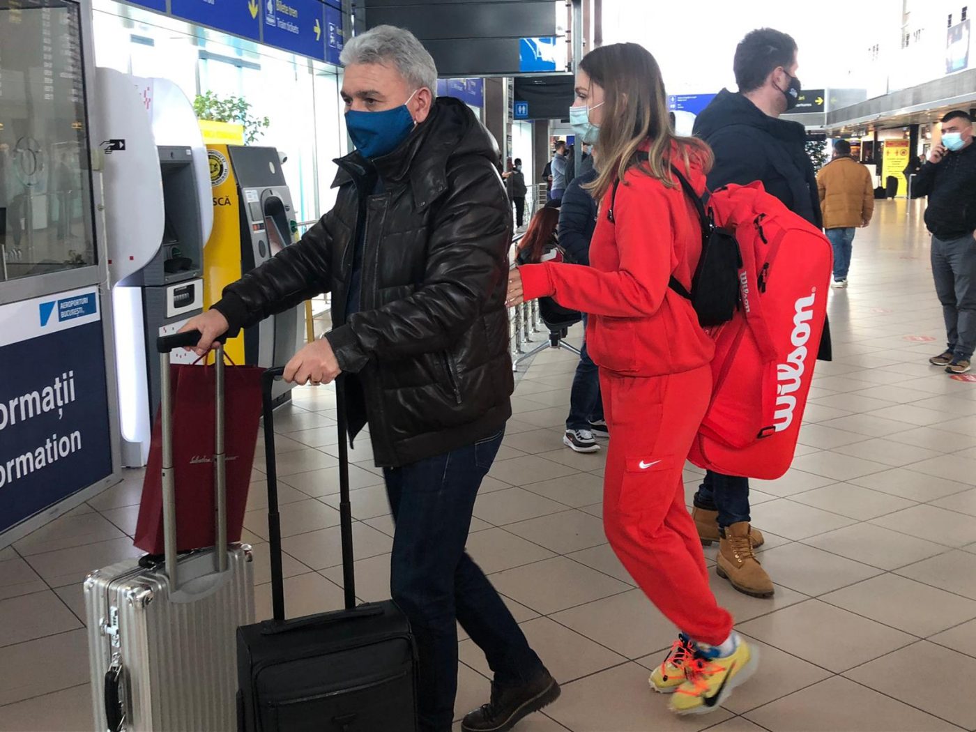 Simona Halep s-a întors din Australia! A fost prinsă, din greșeală, în ușile glisante la aeroportul Henri Coandă | FOTO