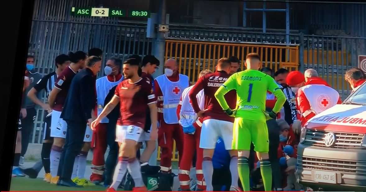 Moment șocant în Serie B: Un fotbalist s-a prăbușit pe teren în timpul unui meci! Colegii și adversarii au intervenit de urgență să-l salveze. Ce a urmat | VIDEO
