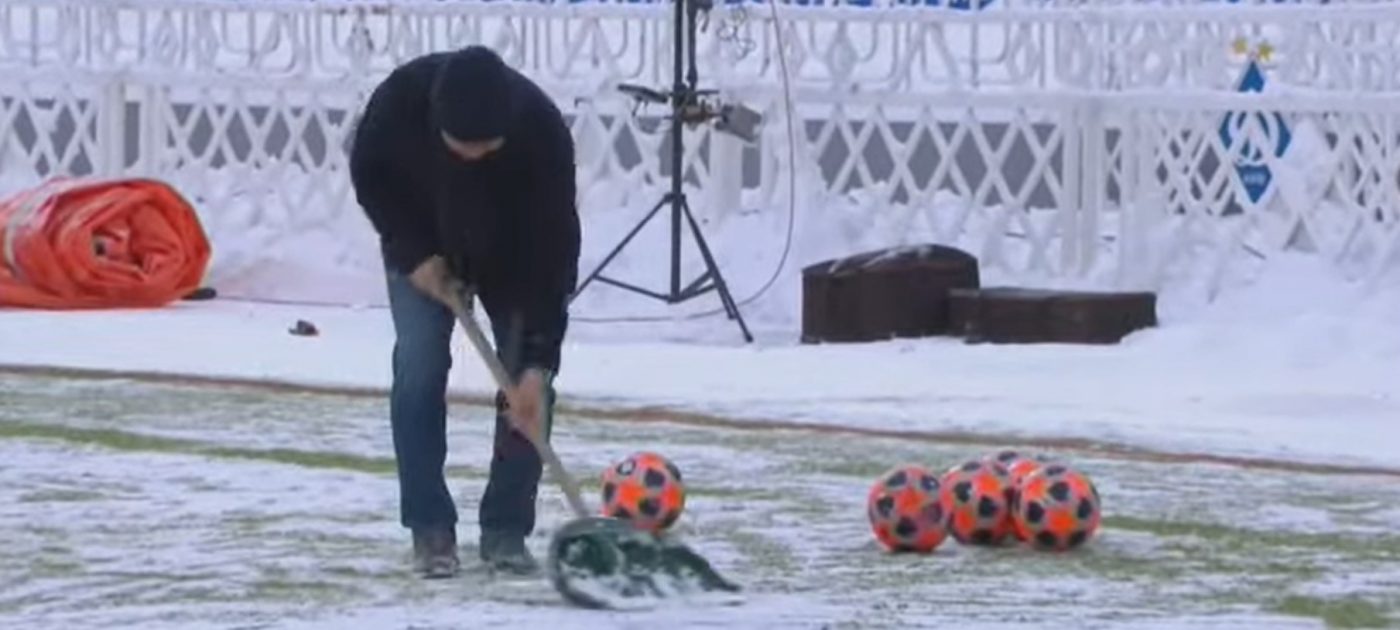 Mircea Lucescu, imagini senzaționale! Antrenorul lui Dinamo Kiev a pus mâna pe lopată și s-a luptat cu zăpada înaintea meciului cu Olympik Donețk | VIDEO