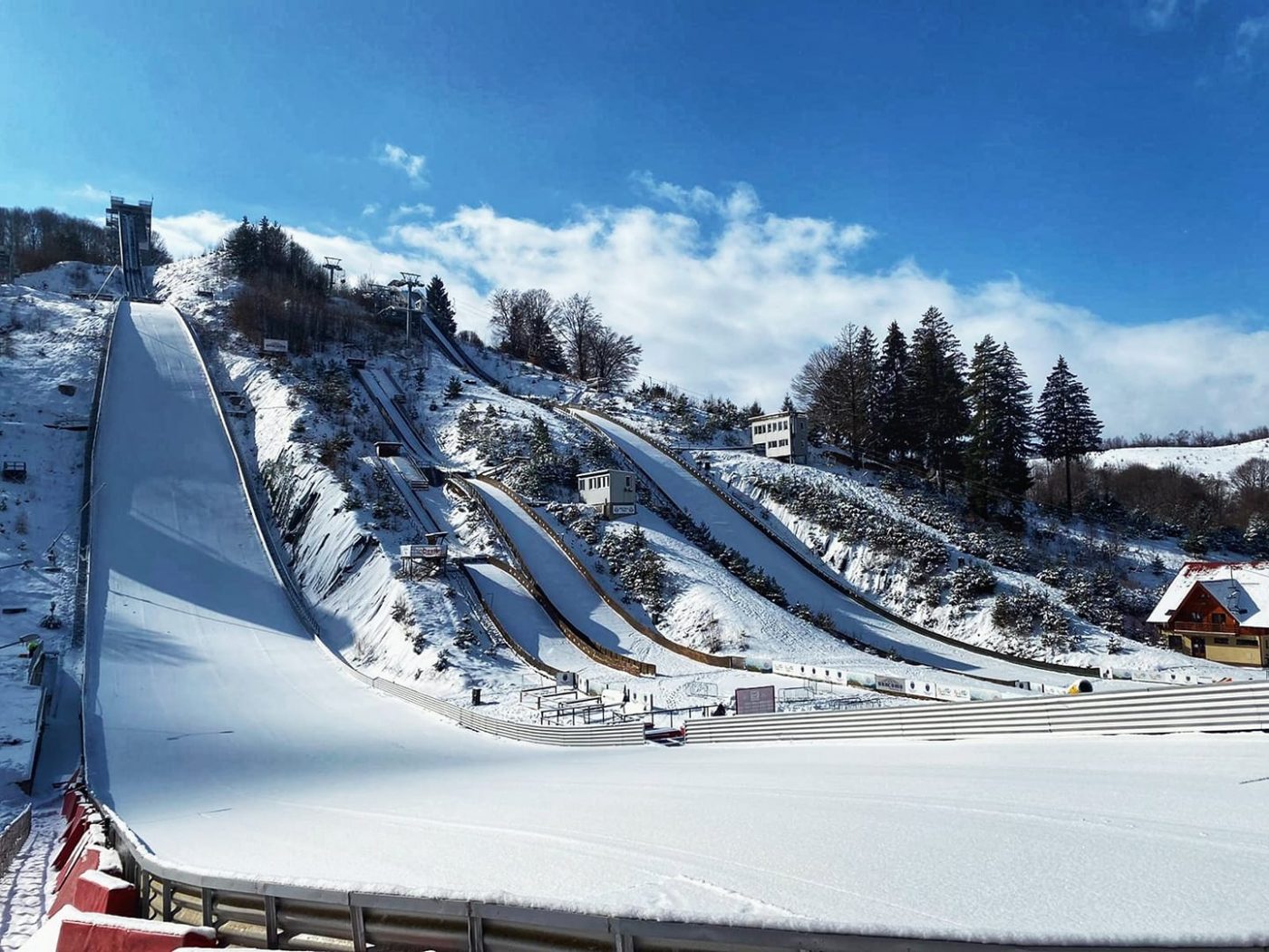 Cine transmite la tv Cupă Mondială la sărituri cu schiurile de la Râșnov ediția 2021. Avem parte de patru etape ale acestei competiții sportive de iarnă