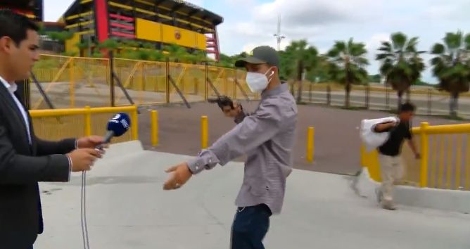 Un reporter a fost amenințat cu pistolul și jefuit în direct în fața unui stadion! Imaginile șocante au devenit virale | VIDEO