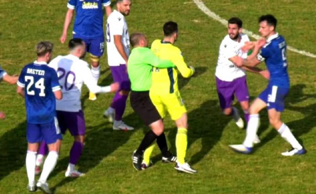 Scene de K1 la meciul amical dintre FC Argeș și FCU Craiova! Jucătorii s-au luat la bătaie la mijlocul terenului. Cum a intervenit arbitrul pentru a opri scandalul | FOTO
