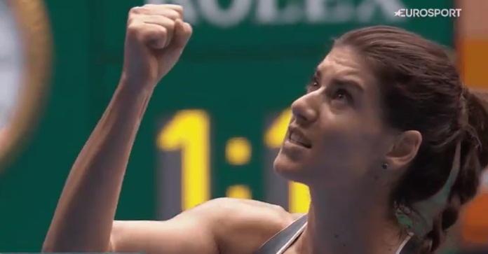 Sorana Cîrstea a părăsit cu scandal Australian Open 2021! S-a certat cu arbitrul și a făcut un gest controversat: „Oare vrea să îl bată?” | VIDEO