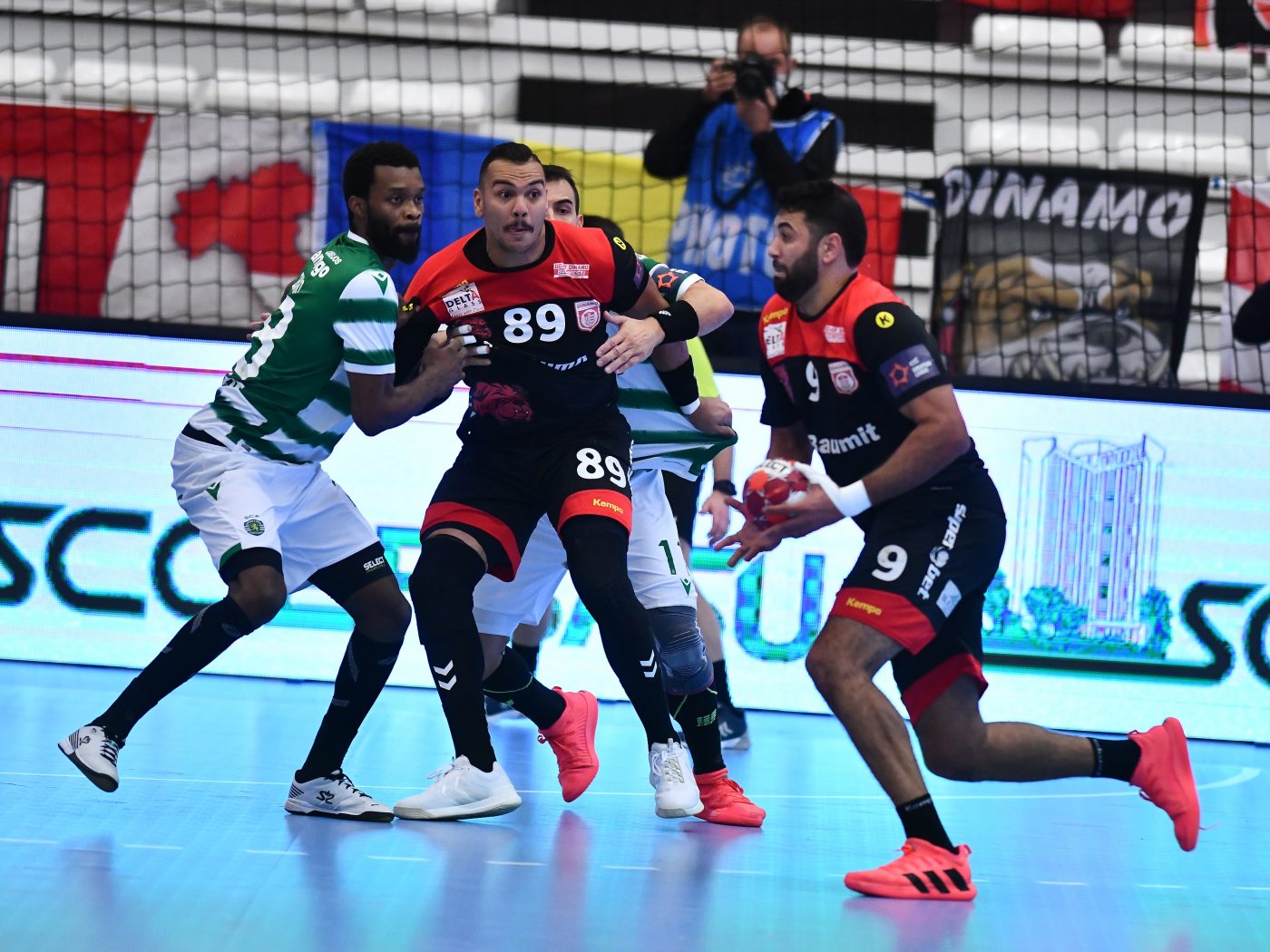 Dinamo București a învins Sporting Lisabona cu 32-31 într-un meci restanță din Grupa B în European Handball League