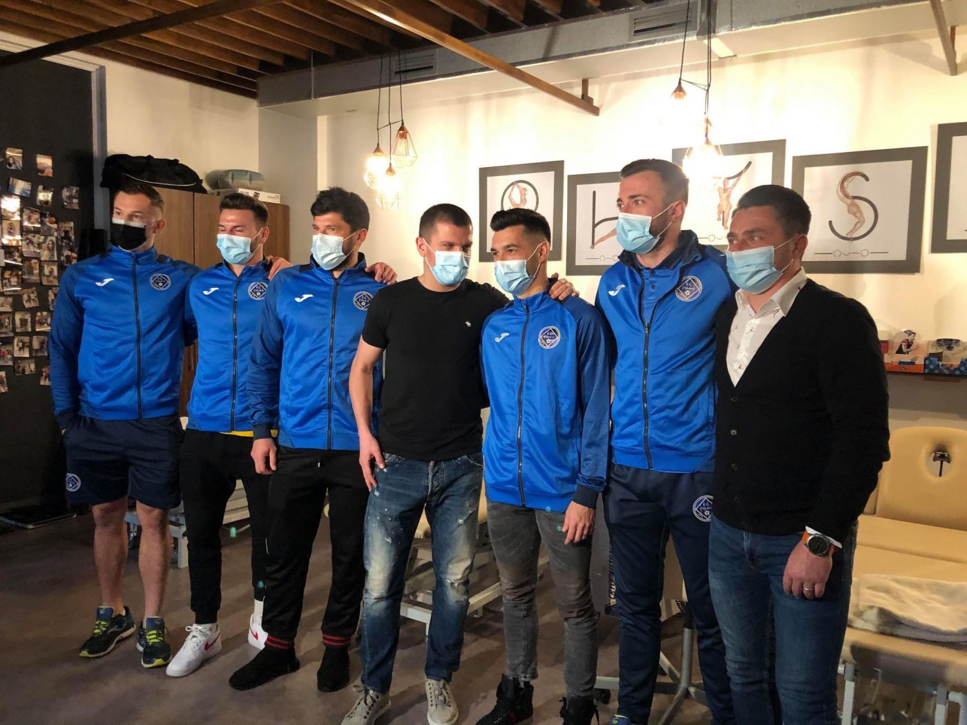 Ilie Poenaru și-a dus jucătorii de la Academica Clinceni la clinica lui Alex Bourceanu! Fostul căpitan de la FCSB face legea și acolo: „Vă rog să faceți liniște, băieți!”. Paul Pîrvulescu i-a pus o vorbă bună fostului coleg | FOTO