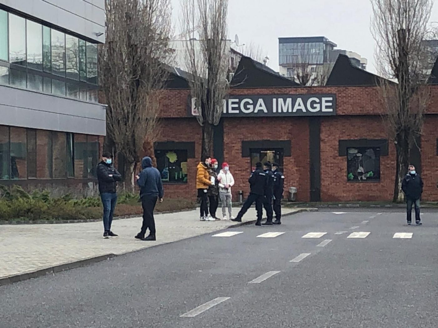 Jandarmeria e în alertă! Fanii lui Dinamo și-au dat întâlnire la Tribunalul București ca să-l surprindă pe Pablo Cortacero | FOTO