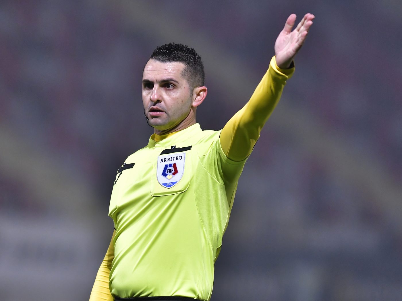 Dinamo, din nou dezavantajată de arbitrul Iulian Călin! „Câinii”, două penalty-uri neacordate în meciul cu Gaz Metan și un jucător eliminat | VIDEO