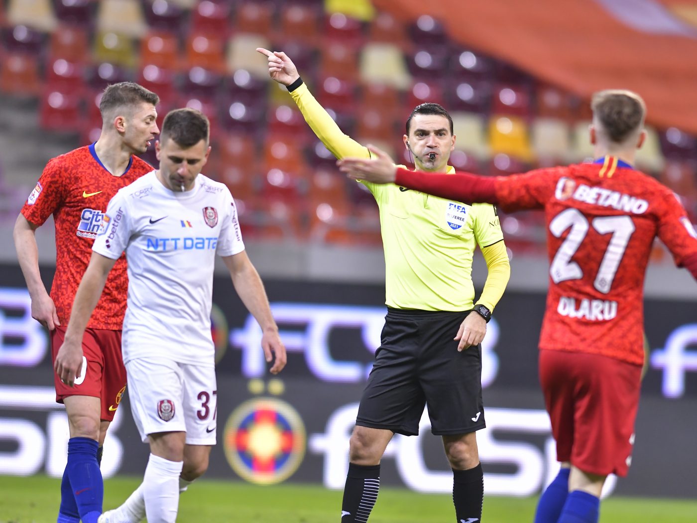 Ovidiu Hațegan, reținut de la delegări trei etape în Liga 1, va arbitra duminică derby-ul CFR Cluj – FCSB | EXCLUSIV