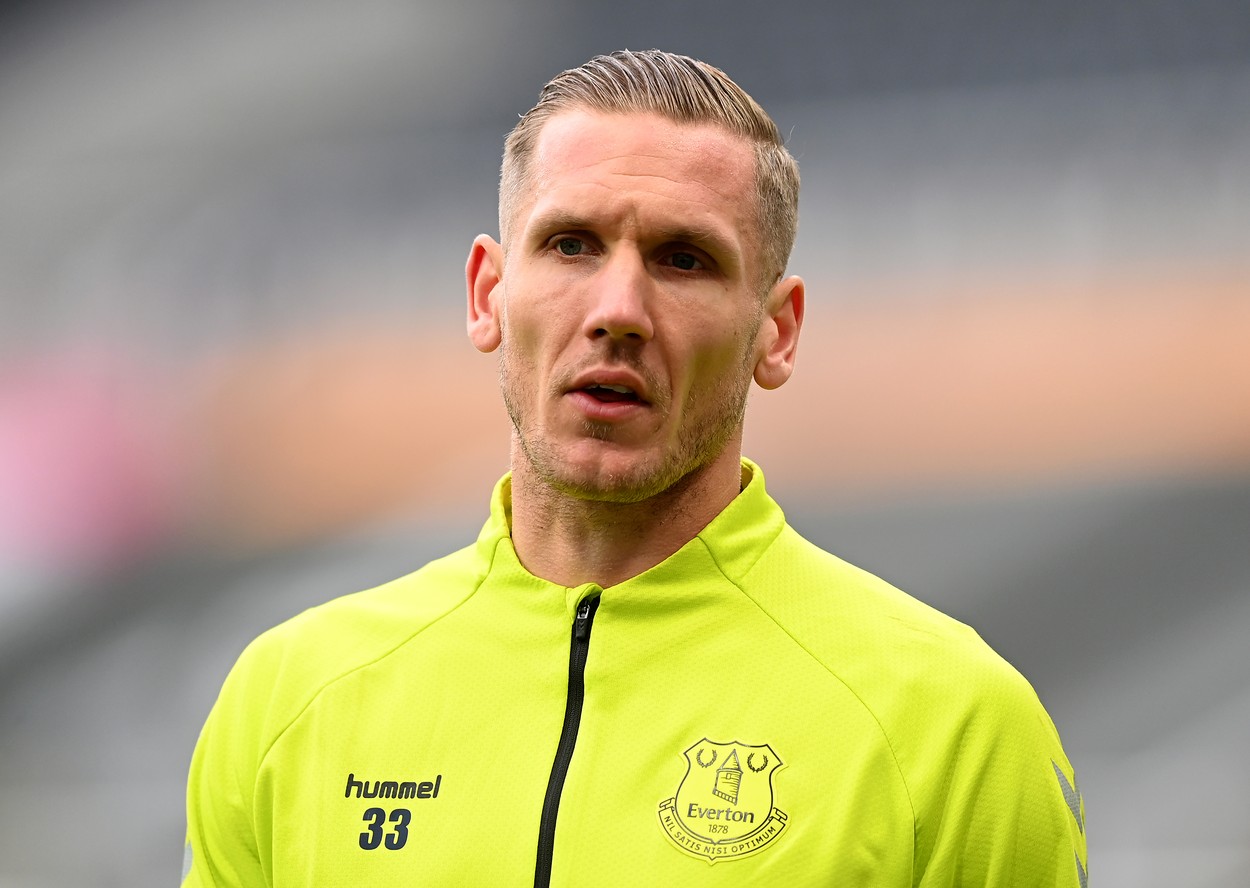 Robin Olsen, portarul lui Everton, și familia sa au trecut prin momente de teroare, după ce au fost jefuiți în propria casă sub amenințarea unor macete!