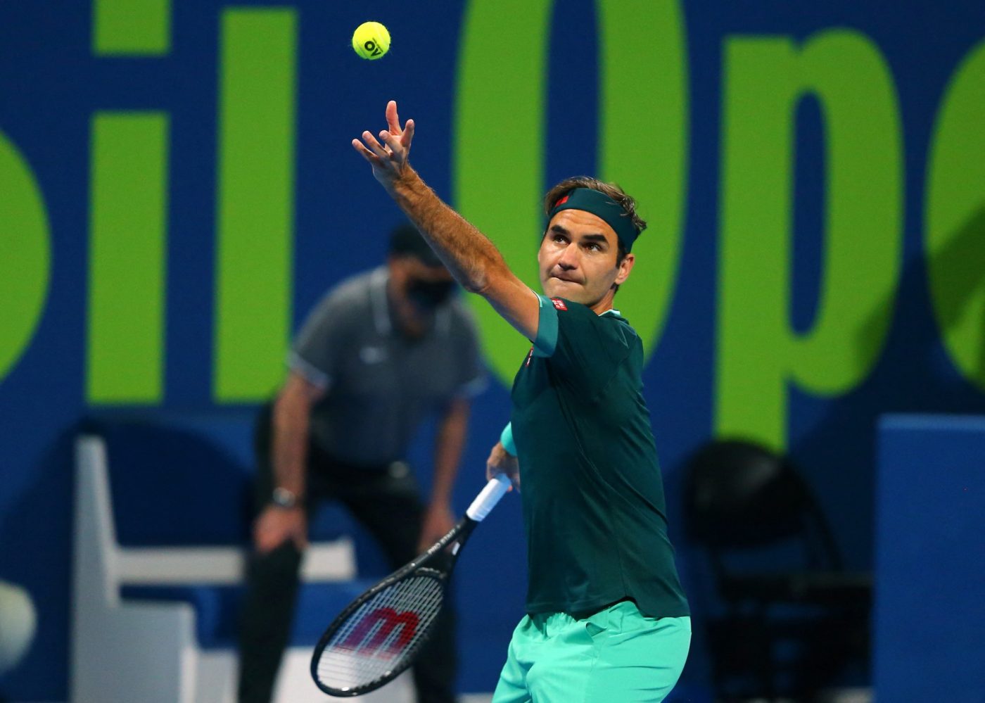 Roger Federer, spectacol și victorie superbă după 405 zile de pauză! Elvețianul a impresionat la Doha și a ridicat spectatorii în picioare | VIDEO