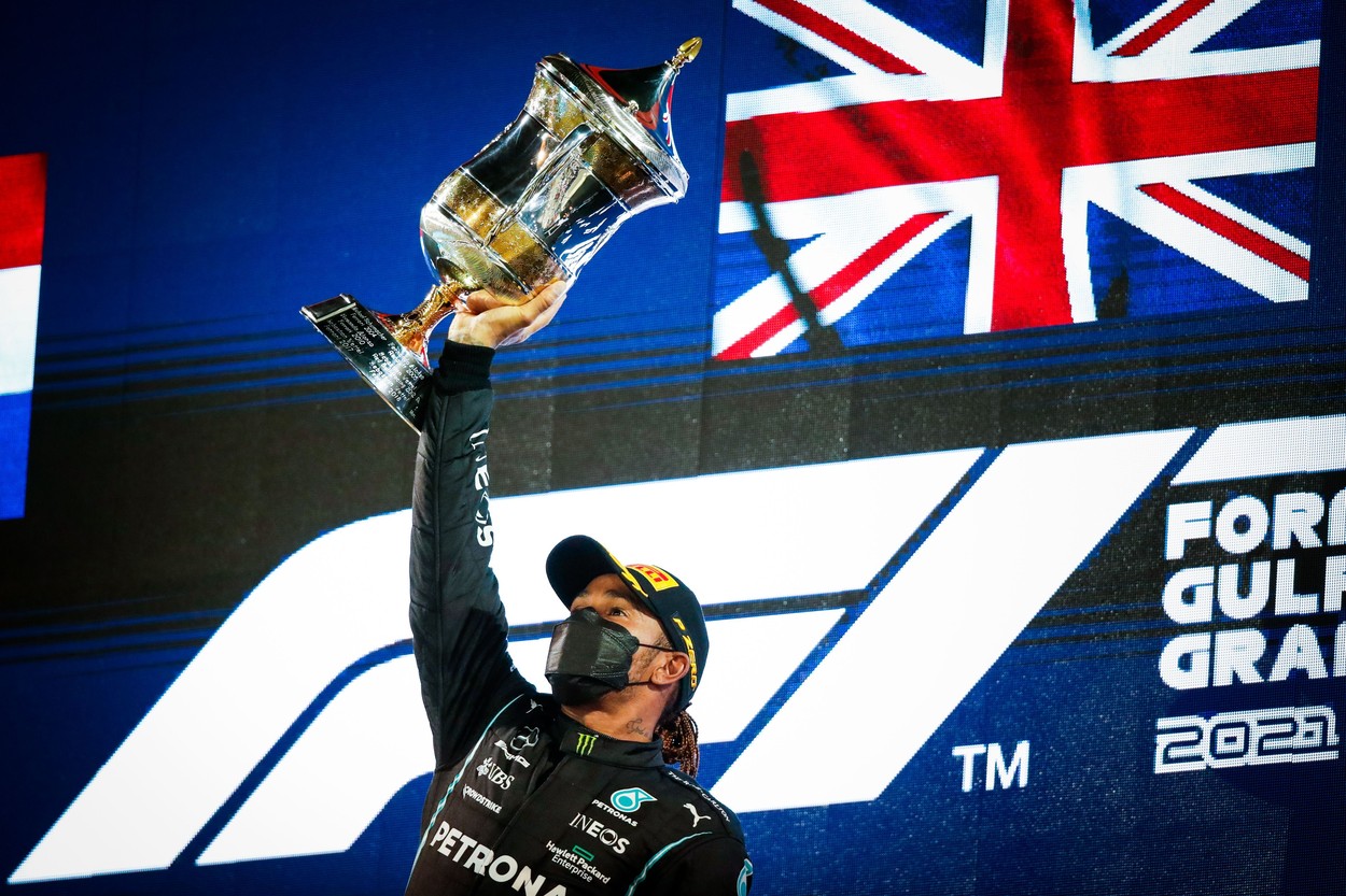 A început sezonul de Formula 1! Lewis Hamilton s-a impus în Bahrain, la capătul unei curse cu multe evenimente