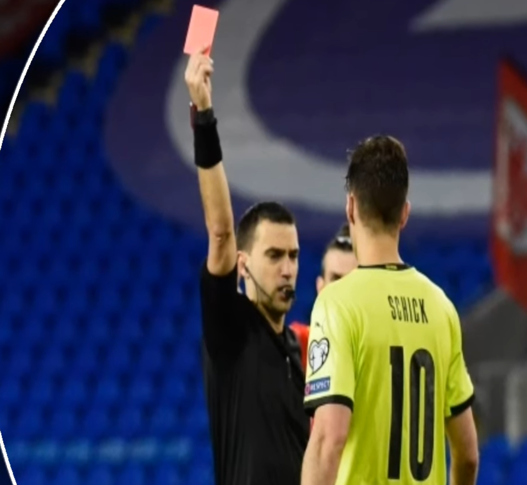 S-a enervat Ovidiu Hațegan! Record pentru centralul român: două cartonașe roșii în preliminariile CM 2022!