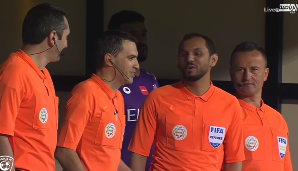 Ovidiu Hațegan s-a ajutat de VAR pentru a da un cartonaș roșu și un penalty în Arabia Saudită! Faze ciudate la Al Hilal – Al Raed | VIDEO