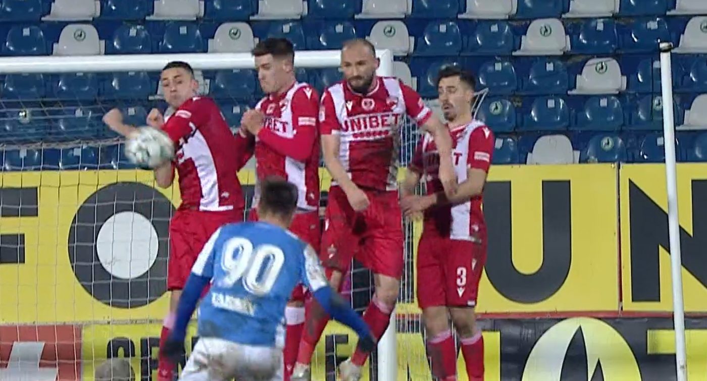 Scandalos! Dinamo, iertată la Iași de un penalty evident la hențul lui Andrei Blejdea! Decizie inexplicabilă a arbitrului Viorel Flueran | FOTO & VIDEO