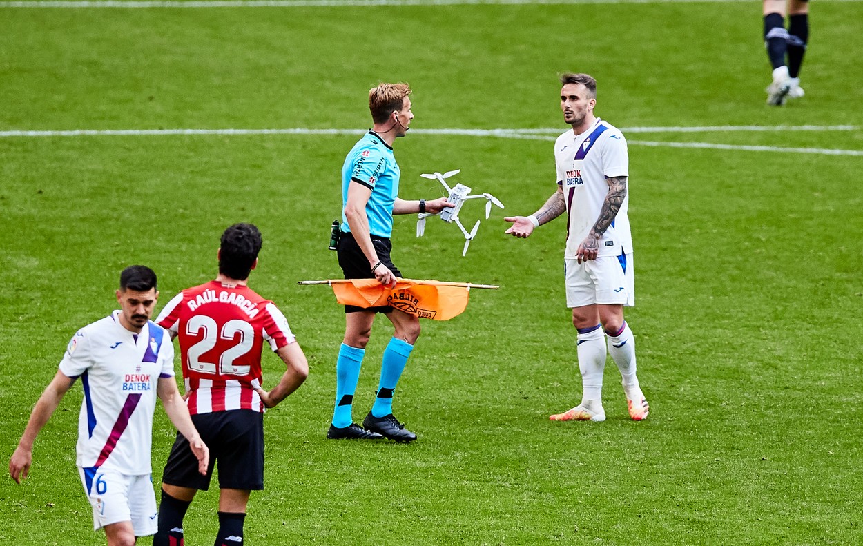 Întâmplare incredibilă! O dronă s-a prăbușit lângă fostul dinamovist Aleix Garcia, chiar în timpul unui meci din LaLiga! Mesajul-manifest pe care îl transporta