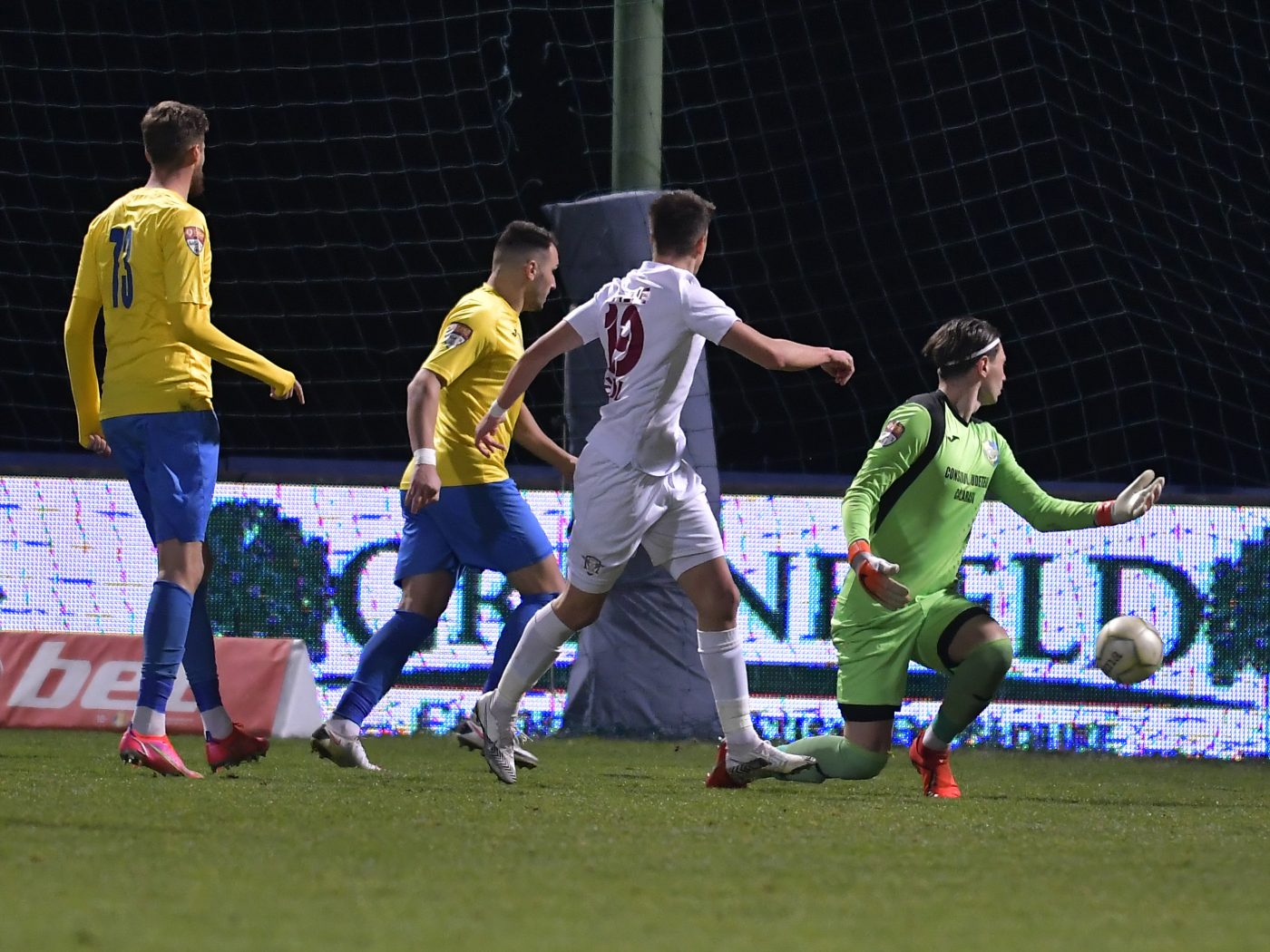 Clubul din Liga 2 care ar putea rata play-off-ul din cauza salariilor neplătite: ”Să ai copii și să-ți ceară o ciocolată, iar tu să mergi să te împrumuți? Să nu dispară clubul.” Antrenorul recunoaște problemele: ”Mă gândesc ce să le mai spun”