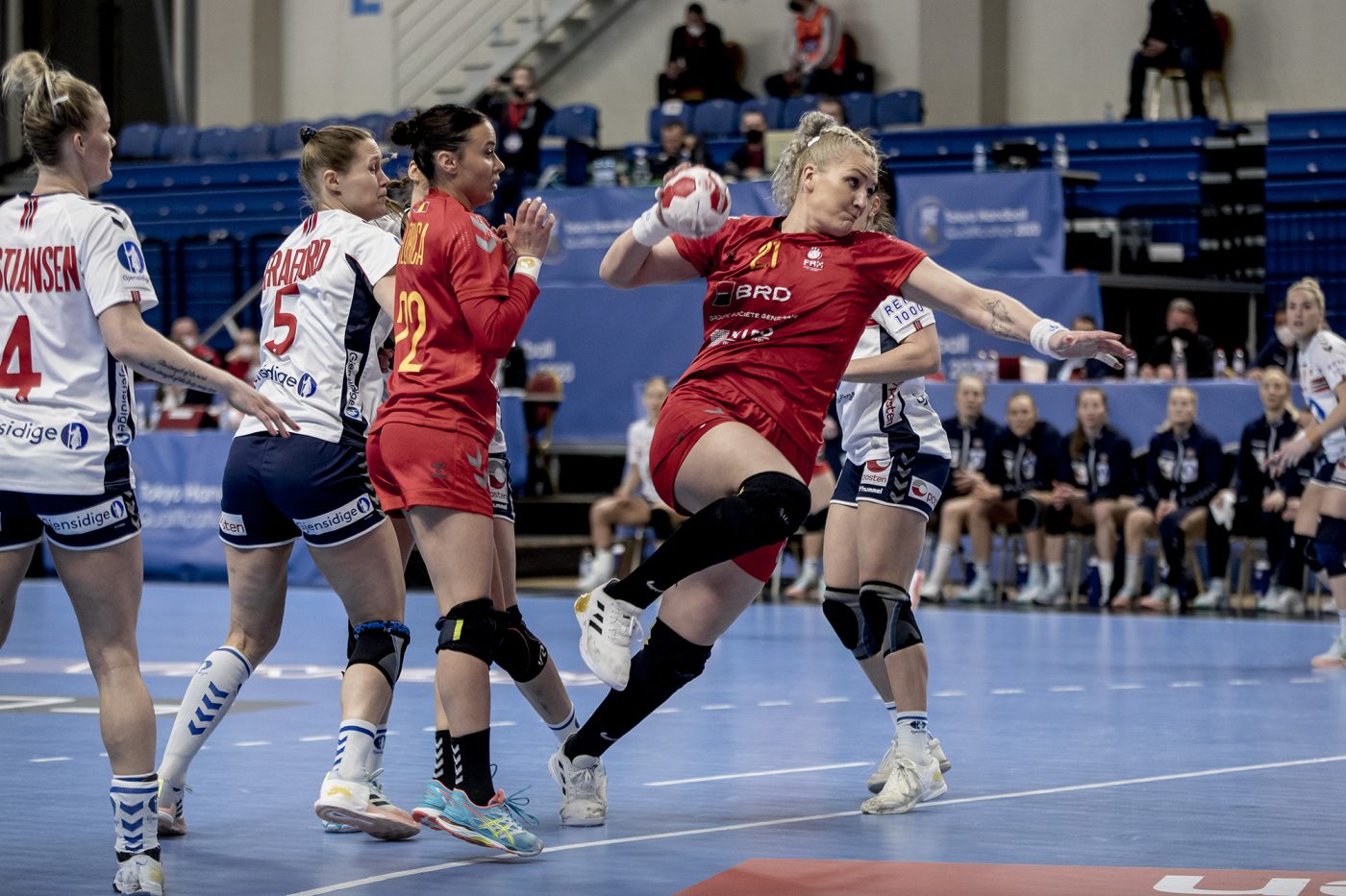 România – Muntenegru 23-24. Naționala, în dificultate: Crina Pintea a văzut cartonașul roșu + S-au ratat 4 aruncări de la 7 metri