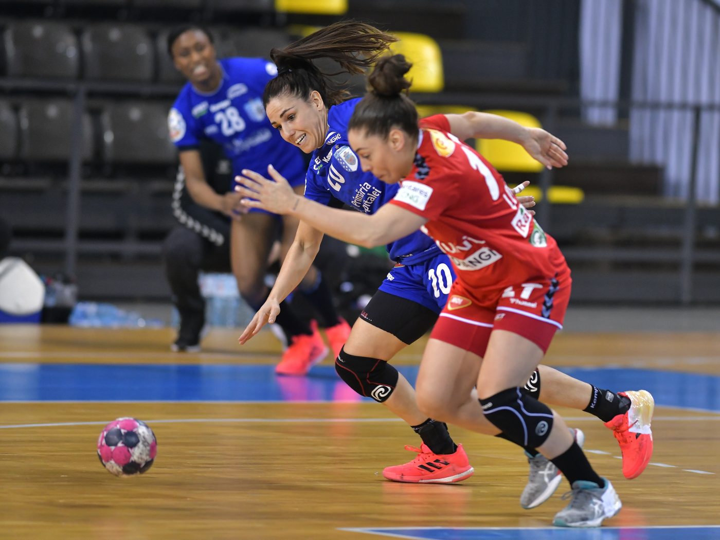 SCM Rm. Vâlcea – CSM București 9-10. Prima bătălie între cele două mari rivale în Liga Campionilor. Cristina Florica a avut 15 minute de vis