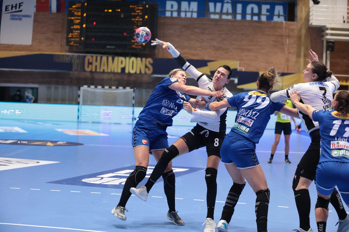 SCM Rm. Vâlcea – CSM București 23-30. Prima bătălie între cele două mari rivale în Liga Campionilor. Cristina Neagu a marcat 12 goluri
