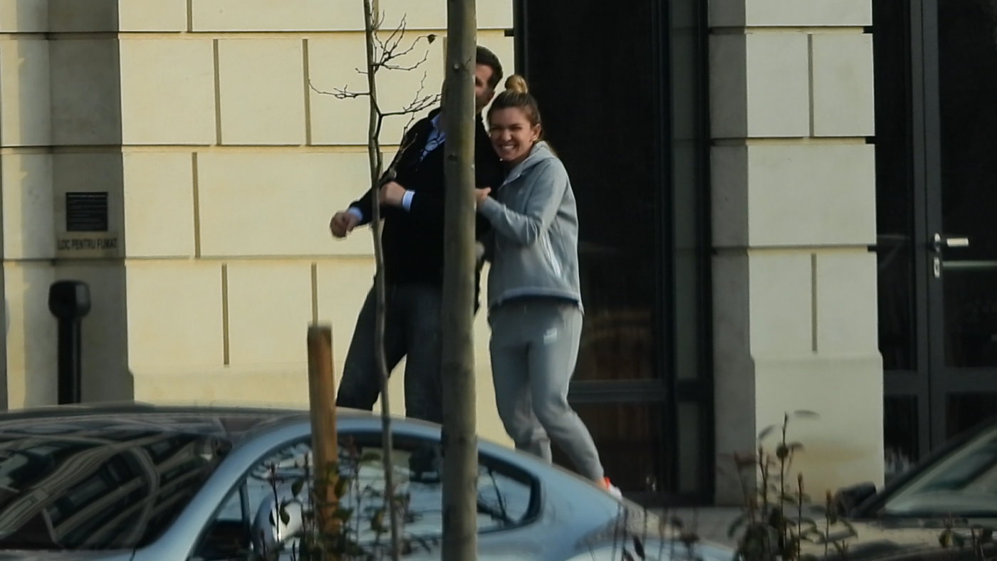 Simona Halep a uitat de accidentare! Sportiva s-a amuzat tachinându-și iubitul în plină stradă | GALERIE FOTO