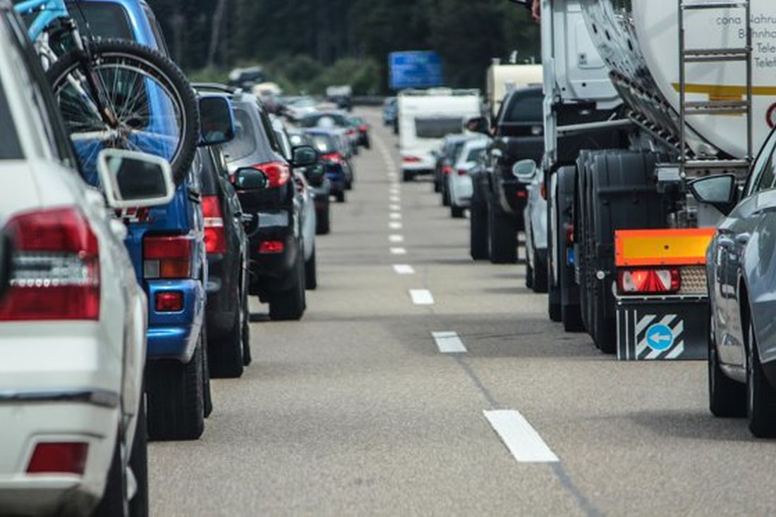 Are soluția pentru a debloca traficul auto din România! „De-asta stăm ca fraierii și ne blocăm unii pe alții”. Ce e „Regula fermoarului”