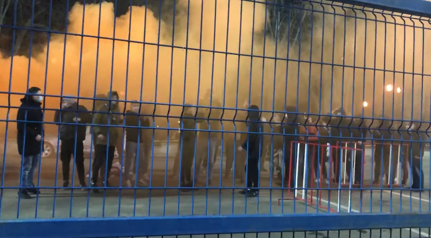 Suporterii lui Poli Iași i-au cerut demisia lui Adrian Ambrosie | FOTO&VIDEO