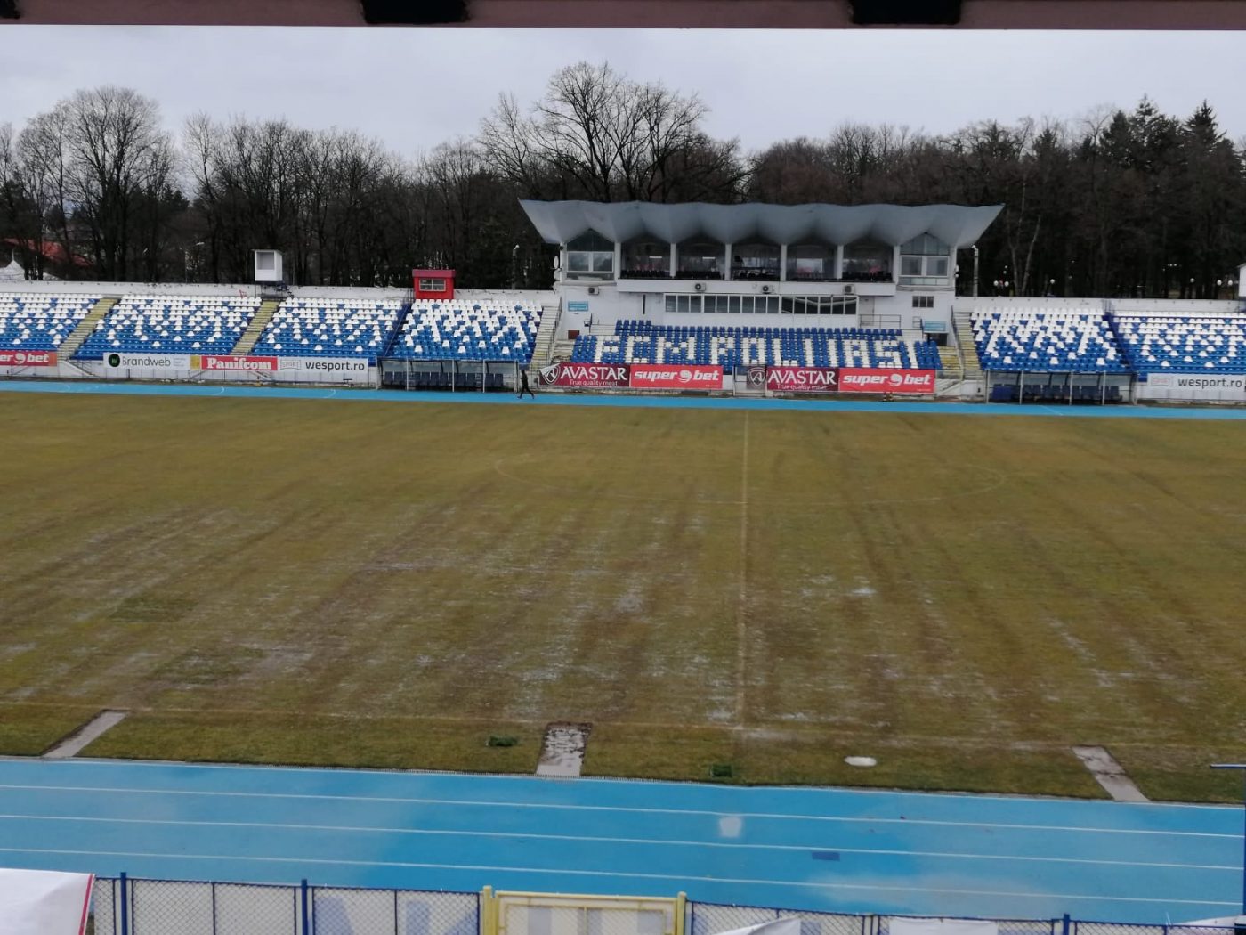 Terenul din Copou, îmbibat cu apă cu o zi înaintea meciului cu Dinamo! + Toate calculele pentru salvarea de la retrogradare a lui Poli Iași