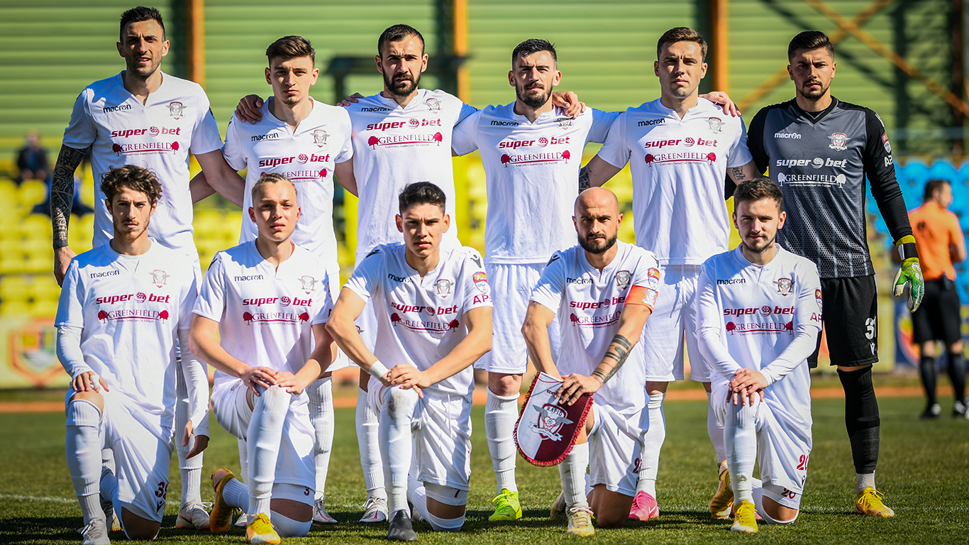 FOTO | Jucătorii Rapidului, victimele unei noi ironii a unui grup de suporteri care a mers din nou în Regie. Giuleștenii s-au ales cu scutec de bebeluș și li se transmite: ”Nu vă mai c*cați pe voi, jucați fotbal pentru noi!”