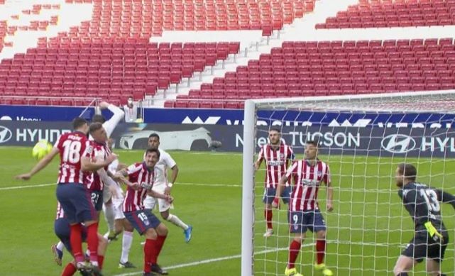 Penalty-ul neacordat după consultarea VAR din meciul Atletico – Real Madrid, identic cu hențul lui Camora din CFR Cluj – FCSB. Istvan Kovacs, aceeași decizie!
