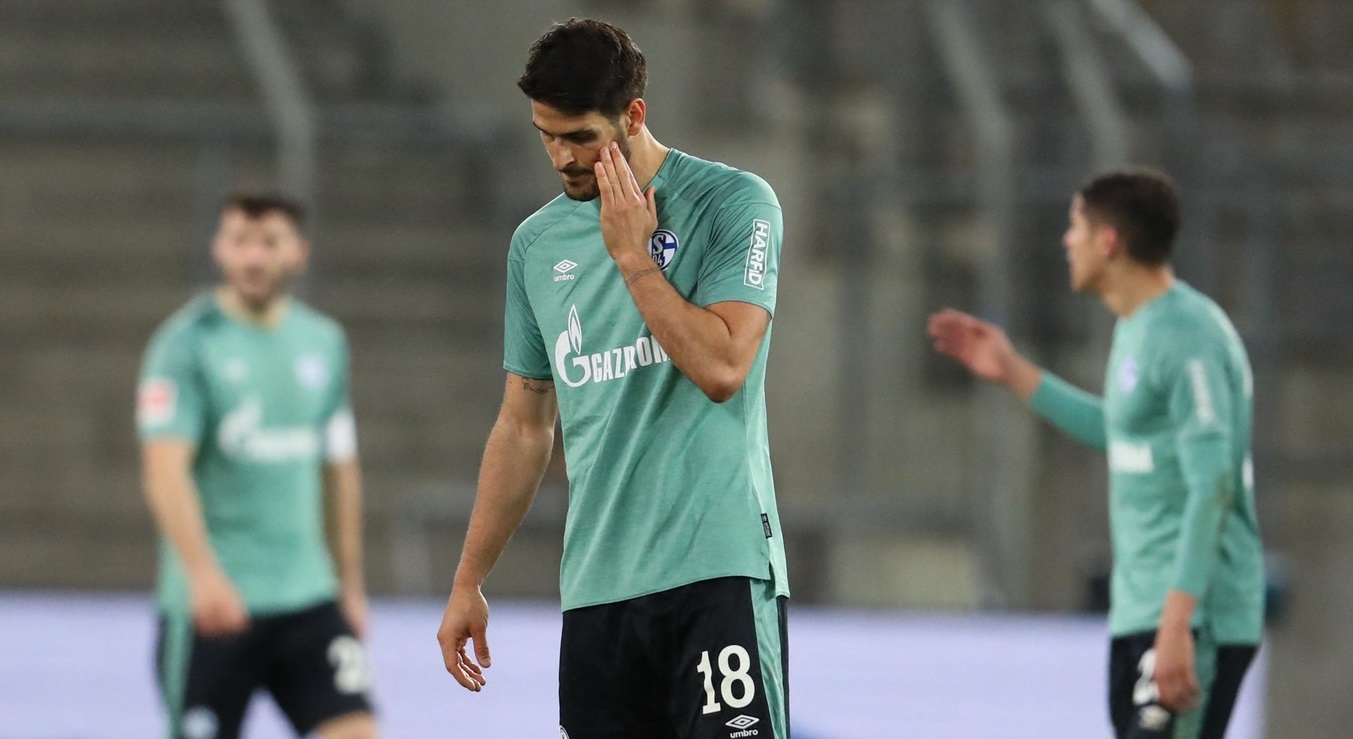 Schalke 04 a retrogradat după 30 de ani în Zweite Bundesliga! Ce au făcut fanii rivalei Borussia Dortmund chiar la Gelsenkirchen | VIDEO