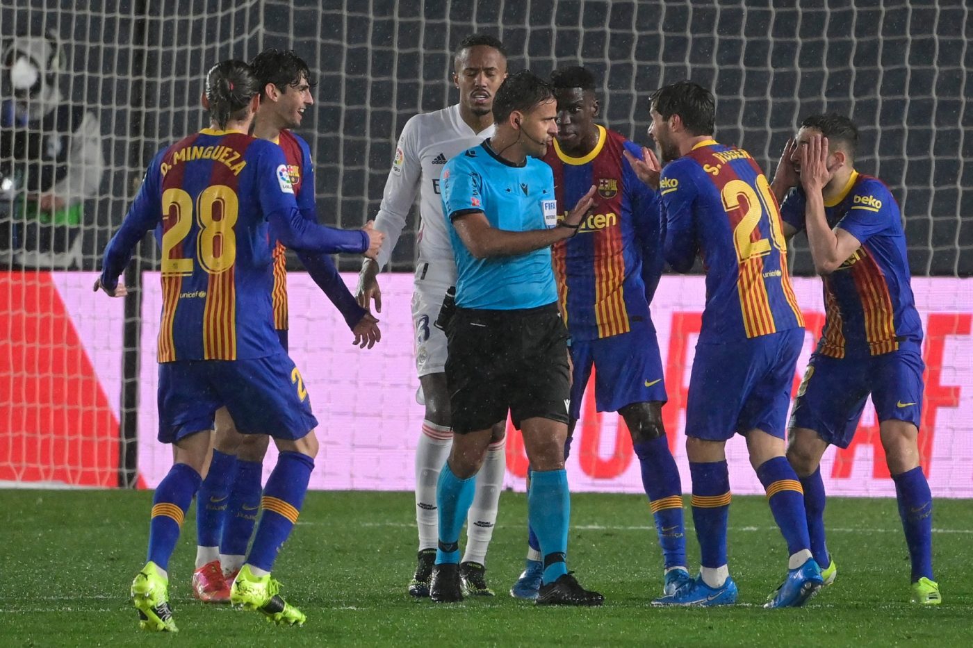 Final incendiar în „El Clasico!” Barcelona a cerut penalty, iar apoi Real Madrid a fost salvată de bară, la ultima fază a meciului | VIDEO